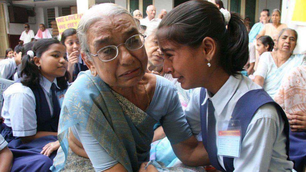 Grand daughter meets Grandma