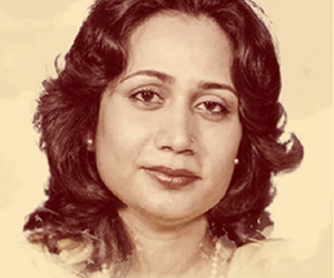 हम ख़ुद किसी की आँख के तारे हैं इन दिनों