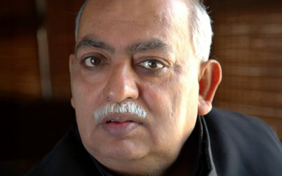 मां सबसे कह रही है कि बेटा मज़े में है