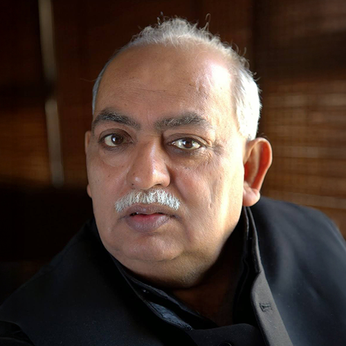 मां सबसे कह रही है कि बेटा मज़े में है